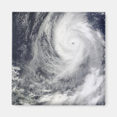 Tyfoon Lupit 2 Magneet (Voorkant)