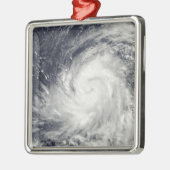 Tyfoon Lupit over de westerne Stille Oceaan Metalen Ornament (Links)