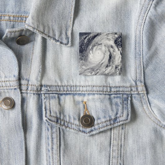 Tyfoon Lupit Vierkante Button 5,1 Cm (In situ)