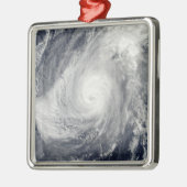 Tyfoon Nida ten zuidwesten van Iwo Jima Metalen Ornament (Links)