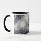 Tyfoon Nida ten zuidwesten van Iwo Jima Mok (Links)