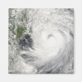 Tyfoon Prapiroon Magneet (Voorkant)