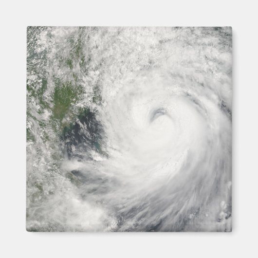 Tyfoon Prapiroon Magneet (Voorkant)