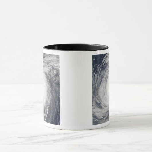 Tyfoon Sudal ten zuiden van Japan Mok (Midden)