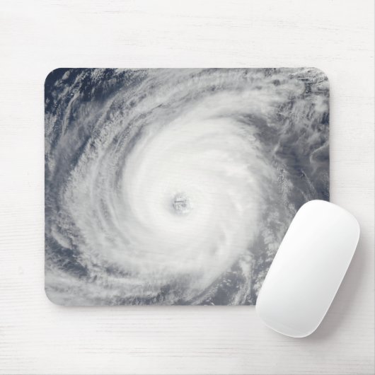 Tyfoon Sudal ten zuiden van Japan Muismat (Met muis)