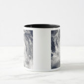 Tyfoon Tingting over de Noordelijke Marianeilanden Mok (Midden)