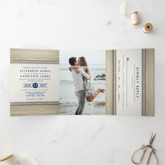 Tying The Knot Rustic Beach Wedding Suite Drieluik Uitnodiging (Binnen)