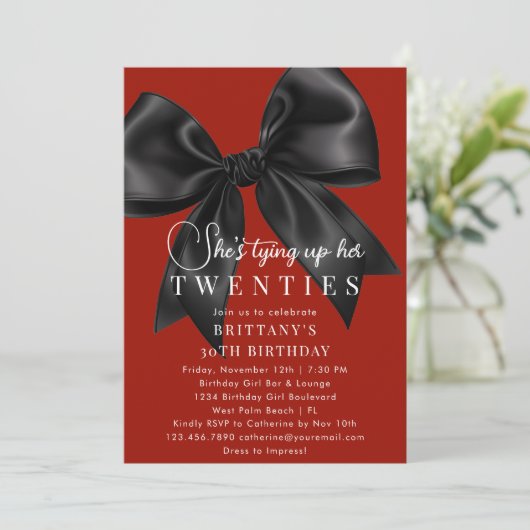 Tying Up My 20s Deep Red Black Bow 30th Birthday Kaart (Staand voorkant)