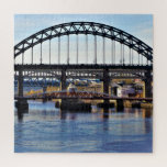 Tyne Bridge Newcastle UK Photo Square Legpuzzel<br><div class="desc">Een prachtige foto van het uitzicht van de Tyne Bridge in Newcastle Upon Tyne, UK en de reflecties in het water. Dit is de vierkante versie, is een rechthoekige versie ook beschikbaar in dit collectie voor de andere grootte.</div>