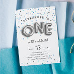 Type ballon | Eerste uitnodiging van de partij van<br><div class="desc">Schattige feestuitnodiging's voor de eerste verjaardagsfunctie van je kleintje "ONE",  gespeld in zilveren ballonnen,  op een achtergrond van blauwe confetti. Personaliseer met je eerste verjaardagsfeestdetails in een combinatie van grillige en moderne belettering. Uitnodigingen gaan terug naar massief marineblauw.</div>