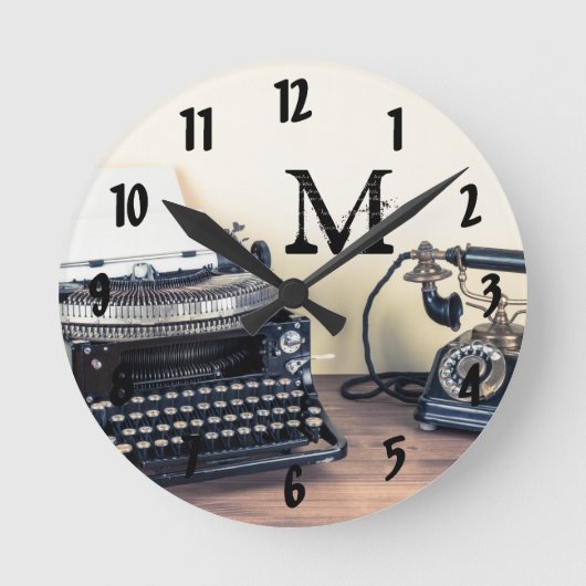 Type Writer Monogram Initiaal Wall Clock Ronde Klok (Voorkant)