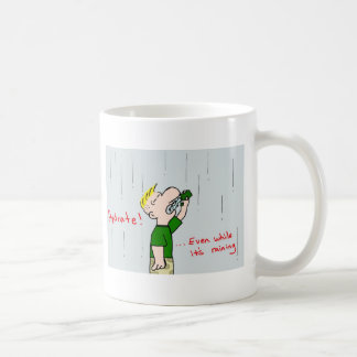 typerend marien korps hydrateren tijdens het regen koffiemok