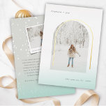 Typewriter tekst minimalistische boog eenvoudige c folie feestdagenkaart<br><div class="desc">Peace and Joy Typewriter Tekst Lettertype Minimalistische boog Eenvoudige chique echte Folie gedrukt Kerstmis / vakantie fotokaart. Moderne vakantie- of kerstfotokaart met één foto in een eenvoudige indeling met ontwerp voor en achter. De achterkant is voorzien van een volledig snowdots patroon, een snapshot foto en een personaliseerbare vakantieboodschap. De basisachtergrond...</div>