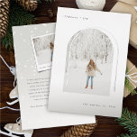 Typewriter tekst minimalistische boog eenvoudige c folie feestdagenkaart<br><div class="desc">Peace and Joy Typewriter Tekst Lettertype Minimalistische boog Eenvoudige chique echte Folie gedrukt Kerstmis / vakantie fotokaart. Moderne vakantie- of kerstfotokaart met één foto in een eenvoudige indeling met ontwerp voor en achter. De achterkant is voorzien van een volledig snowdots patroon, een snapshot foto en een personaliseerbare vakantieboodschap. De basisachtergrond...</div>