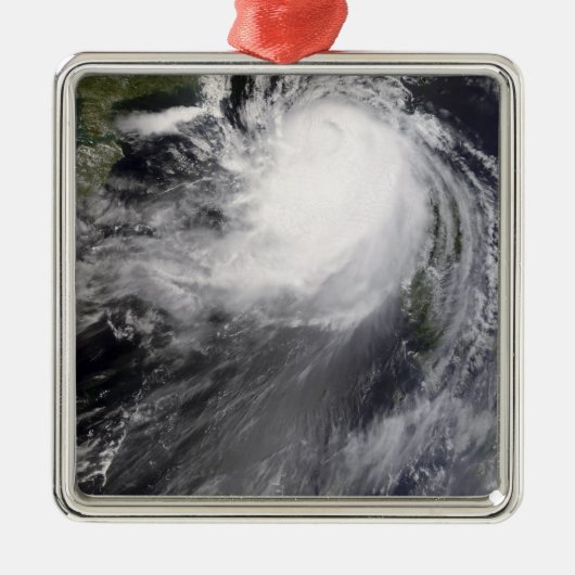 Typhoon Nuri nadert China Metalen Ornament (Voorkant)