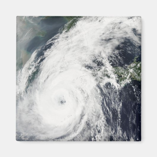 Typhoon Rusa 2 Magneet (Voorkant)