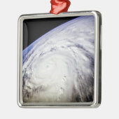 Typhoon Saomai Metalen Ornament (Links)