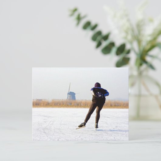 Typisch nederig: ijsschaatsen op een bevroren meer briefkaart (Staand voorkant)