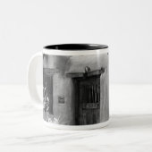 Typische adobe-deur en -ingang in Santa Fe, New Tweekleurige Koffiemok (Voorkant links)