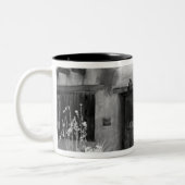 Typische adobe-deur en -ingang in Santa Fe, New Tweekleurige Koffiemok (Links)