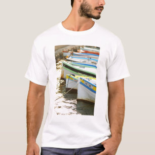 Typische Provençaalse vissersboten geschilderd in T-shirt