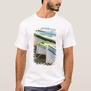 Typische Provençaalse vissersboten geschilderd in T-shirt