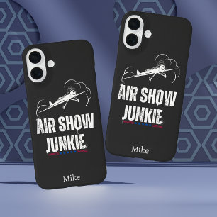 Typografie "AIR SHOW JUNKIE", Verenigde Staten, Co iPhone 16 Plus Hoesje