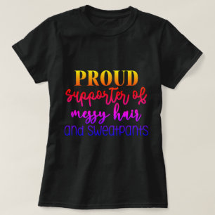 Typografie die rommelig haar en joggingbroek viert t-shirt