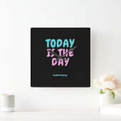 Typografie Expressieve Modekleding Vierkante Klok (Huis)