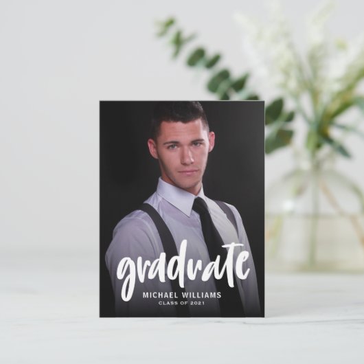 Typografie Foto Guy Afstuderen Aankondiging Briefkaart (Staand voorkant)