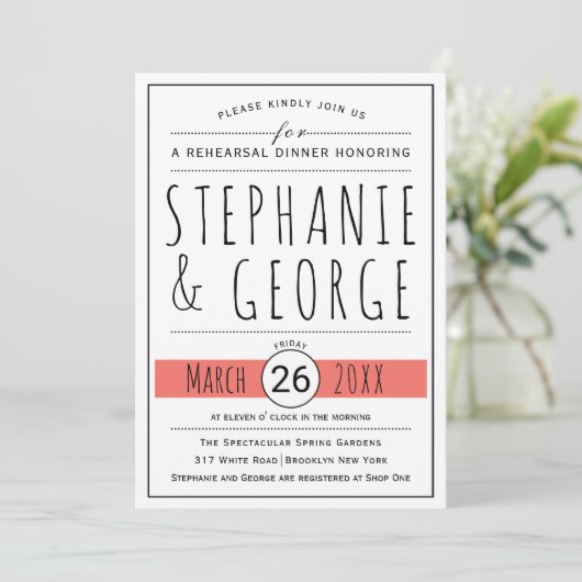 Typografie levend koraal huwelijksrepetitie diner kaart (Staand voorkant)