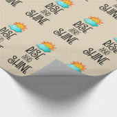 Typografie met zon en wolken stijgt en schittert cadeaupapier (Hoek)