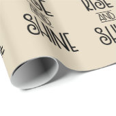 Typografie met zon en wolken stijgt en schittert cadeaupapier (Rol Hoek)