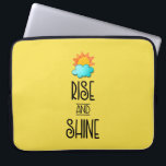 Typografie met zon en wolken stijgt en schittert laptop sleeve<br><div class="desc">Een laptophoes met een schattig typografisch ontwerp. Een vlotte wolk en een oranje zon. Stijging en schijn,  geschreven in een koele trendy doopvont.</div>