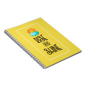 Typografie met zon en wolken stijgt en schittert notitieboek (Rechterzijde)