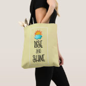 Typografie met zon en wolken stijgt en schittert tote bag (Dichtbij)