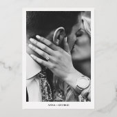 Typografie Modern Zwart & Goud Foto Opslaan van de Folie Uitnodiging (Achterkant)