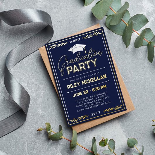 Typografie Navy Gold Graduation Party Folie Uitnodiging