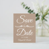 Typografie op kraftpapier bruiloft Save the Date Aankondigingskaart (Staand voorkant)