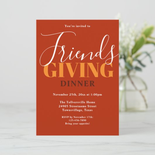 Typografie Oranje Friendsgiving Dinner Invitation Kaart (Staand voorkant)