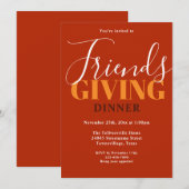 Typografie Oranje Friendsgiving Dinner Invitation Kaart (Voorkant / Achterkant)