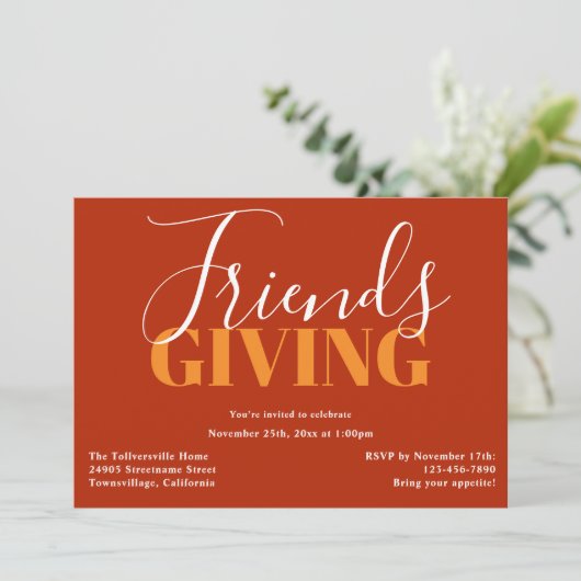 Typografie Oranje Friendsgiving Invitation Kaart (Staand voorkant)