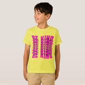 TYPOGRAFIE ROZE 'WEES AARDIG' TEXTEFFECT T-SHIRT (Voorkant volledig)
