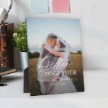 Typografie script gepersonaliseerde paar foto fotoplaat<br><div class="desc">Creëer uw eigen elegante "Better Together" typografie quote overlay bruiloft foto Keepsake gepersonaliseerde gift display plaquette met paar namen, rood hart, en jouw tekst.</div>