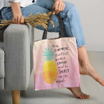 Typografie van de ananas-Waterverf Tote Bag<br><div class="desc">Ben een Canvas tas van de Ananas - Presenterend onze waterverf typografie citeert kunst Canvas tas.De achtergrond is een waterkleurbasis in schaduwen van geel en roze. De illustratie van een ananas bevat de citaat: "Wees een ananas, sta groot, draag een kroon en wees zoet aan de binnenkant". Een geweldige cadeauoptie...</div>