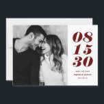Typografie van moderne rode en witte oude dag foto save the date<br><div class="desc">Moderne Rood en Witte Vette Datum Typografie De Foto bewaart de Datum | Een aanpasbaar opslagmedium voor de datum van de platte kaart met vetgedrukte typografie en strempatronen. Deze stijlvolle foto slaat de datumkaart op en is perfect voor elk trouwthema en elk seizoen. Personaliseer u door uw foto- en trouwgegevens...</div>