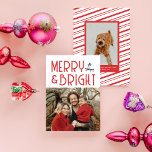 Typografie van Red Merry & Bright Retro Feestdagenkaart<br><div class="desc">Verstuur dit jaar een nieuwe trend met deze nieuwe vakantiefoto met  retro typografie met je foto hieronder. De rug kenmerkt een patroon en een vlek voor een extra foto en een sentiment. Deze kaart is volledig aanpasbaar,  inclusief lettertypen en kleuren.</div>