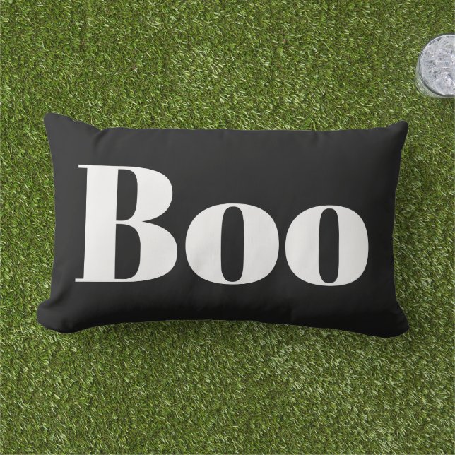 Typografie van zwarte en witte Halloween Boo Buitenkussen (Gras)
