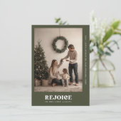 Typografie Verheug u op groene religieuze kerstfot Feestdagenkaart (Staand voorkant)