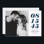 Typografie voor moderne blauwe en witte oude datum save the date<br><div class="desc">Moderne marineblauw en witte oude datum Typografie Sparen de Datum | Een aanpasbaar opslagmedium voor de datum van de platte kaart met vetgedrukte typografie en strempatronen. Deze stijlvolle foto slaat de datumkaart op en is perfect voor elk trouwthema en elk seizoen. U kunt de kaart verder aanpassen door het patroon...</div>